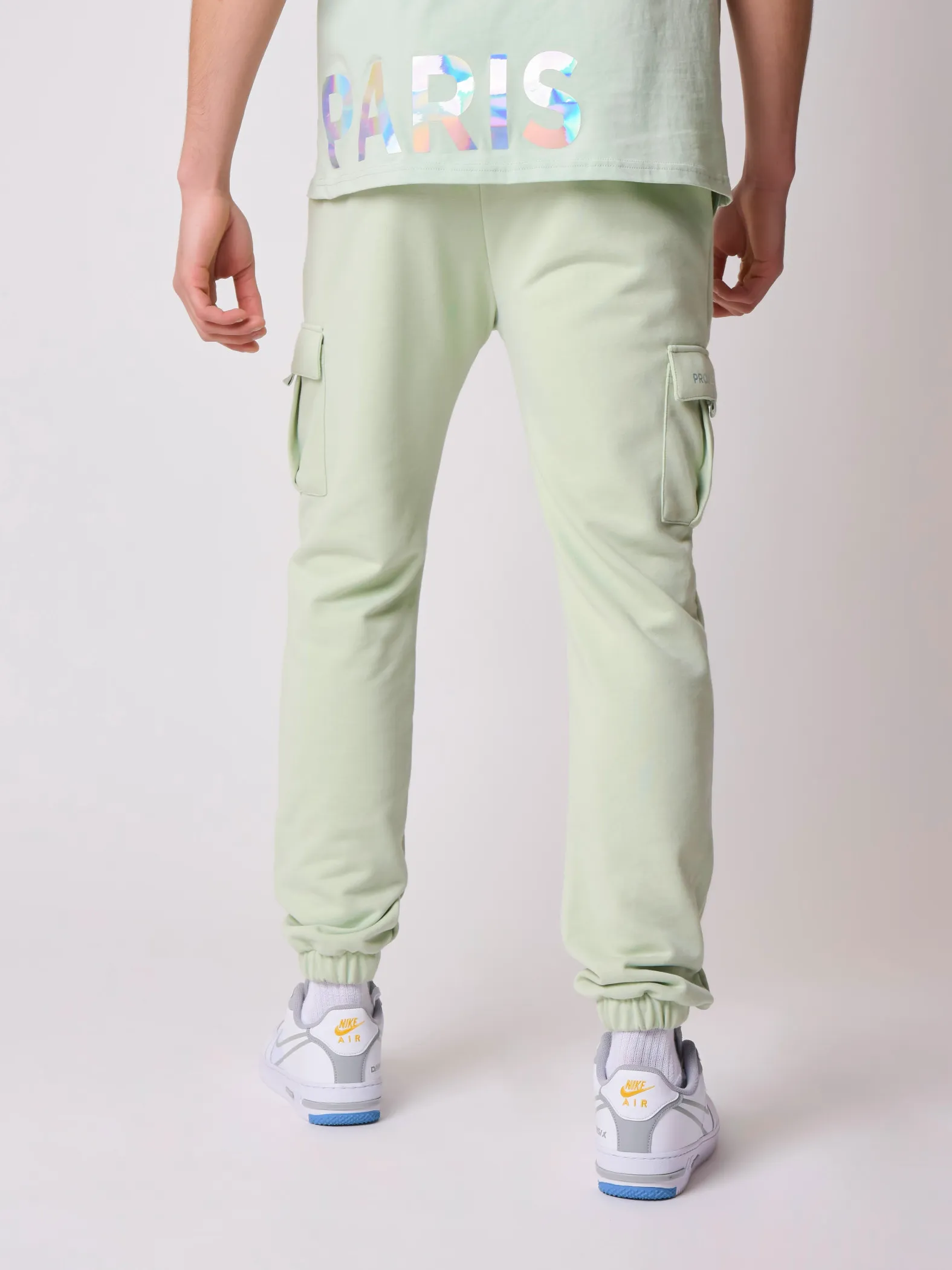 Pantalones de chándal con escritura iridiscente