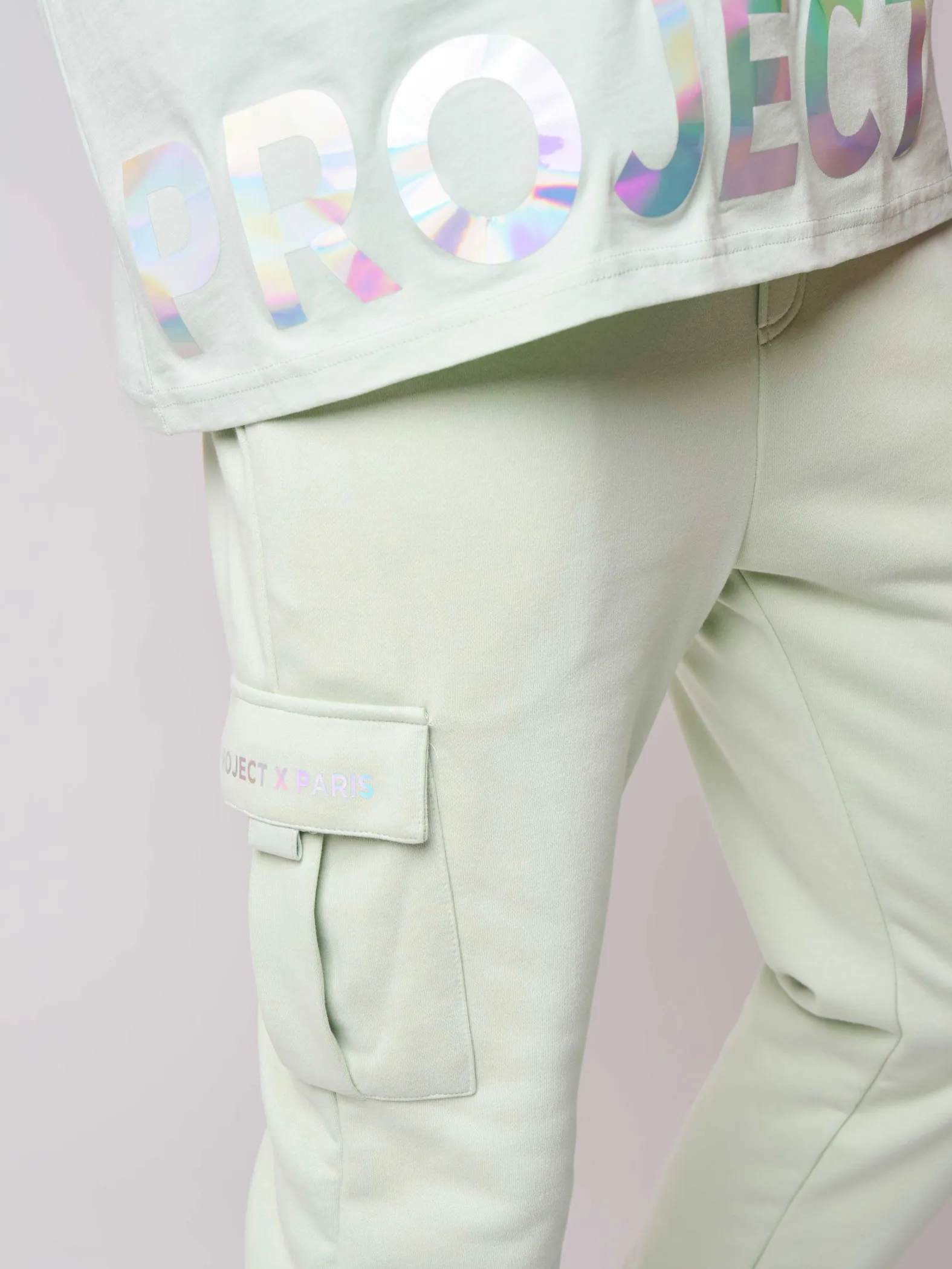 Pantalones de chándal con escritura iridiscente