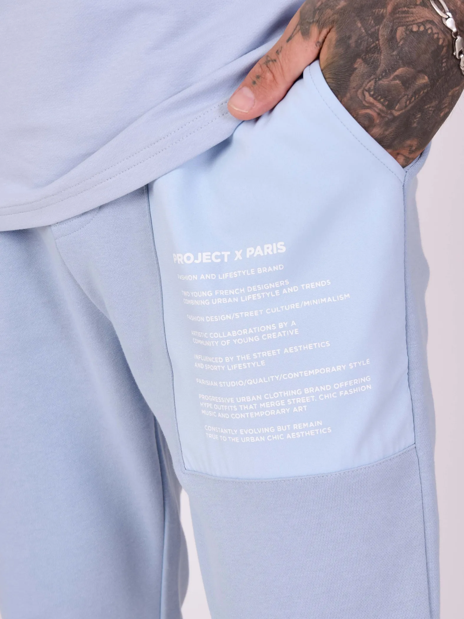 Pantalones de chándal con texto insertado