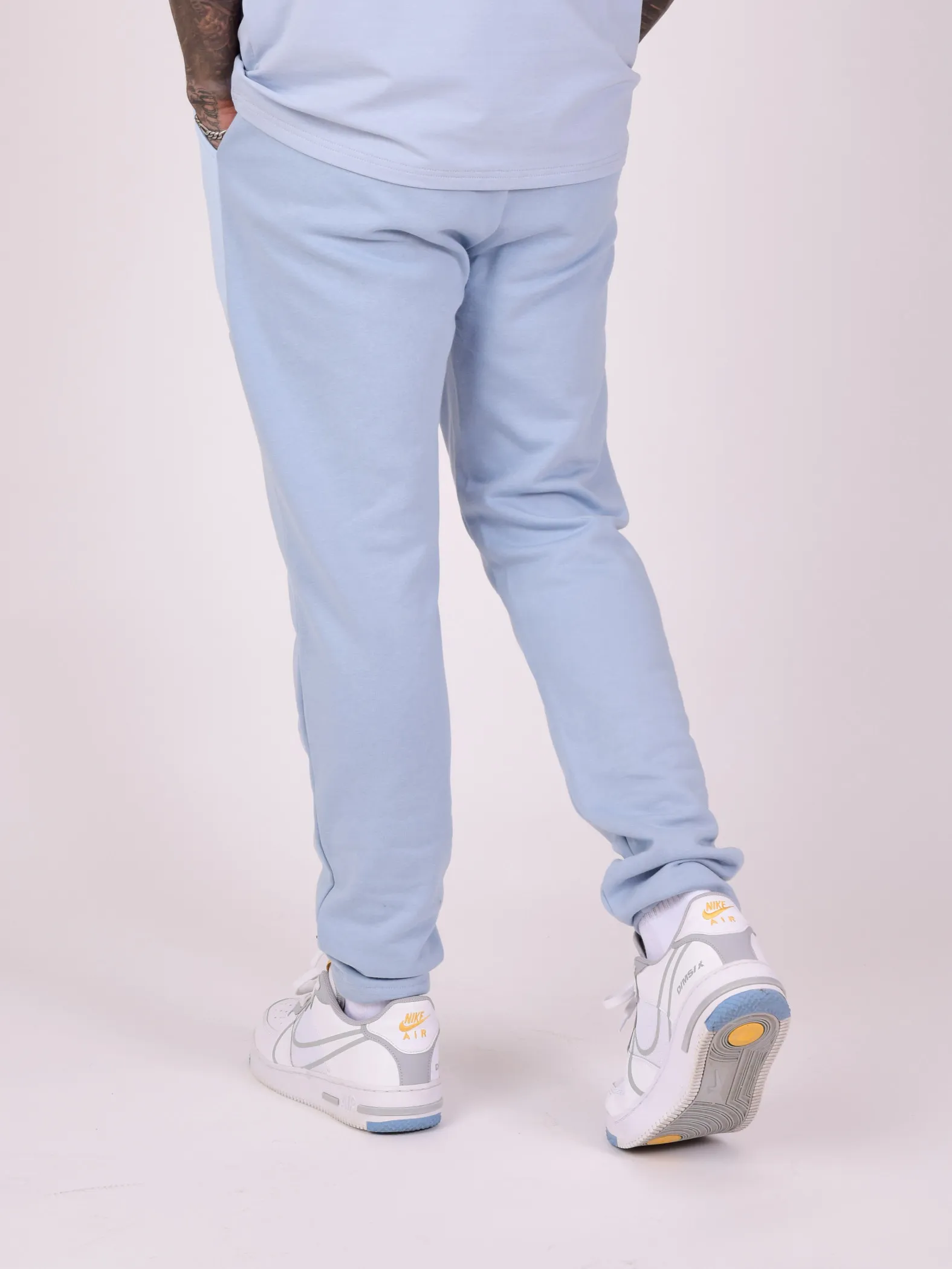 Pantalones de chándal con texto insertado