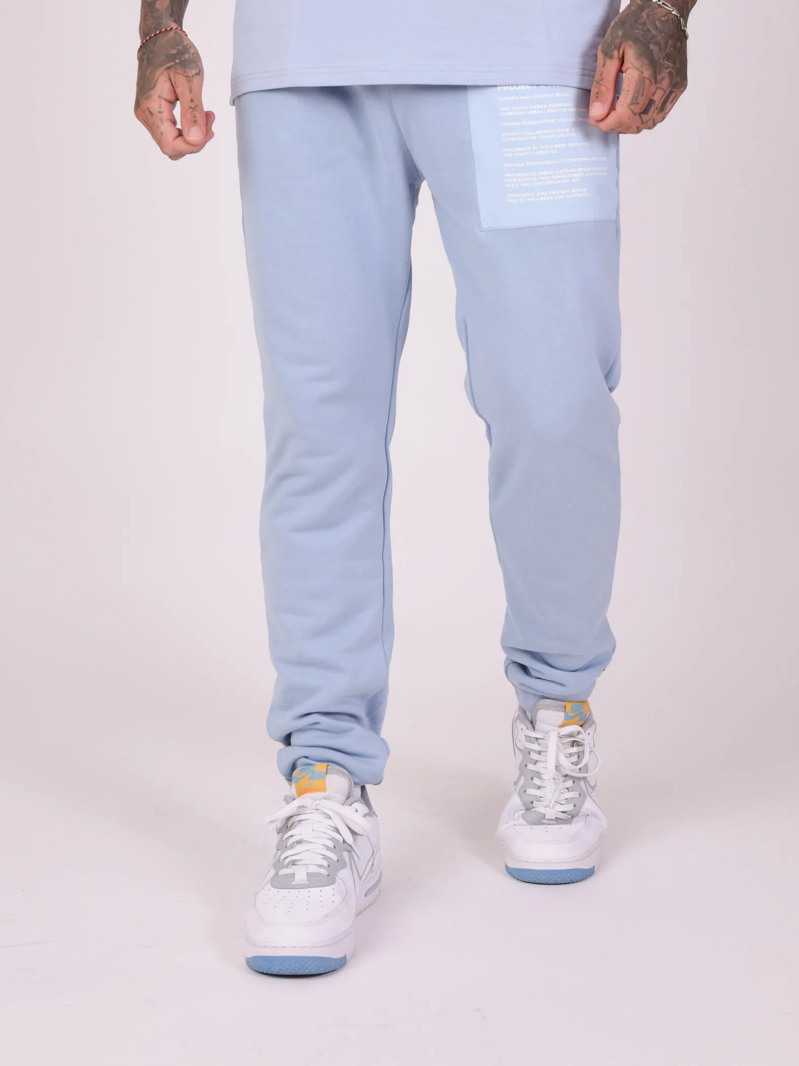 Pantalones de chándal con texto insertado