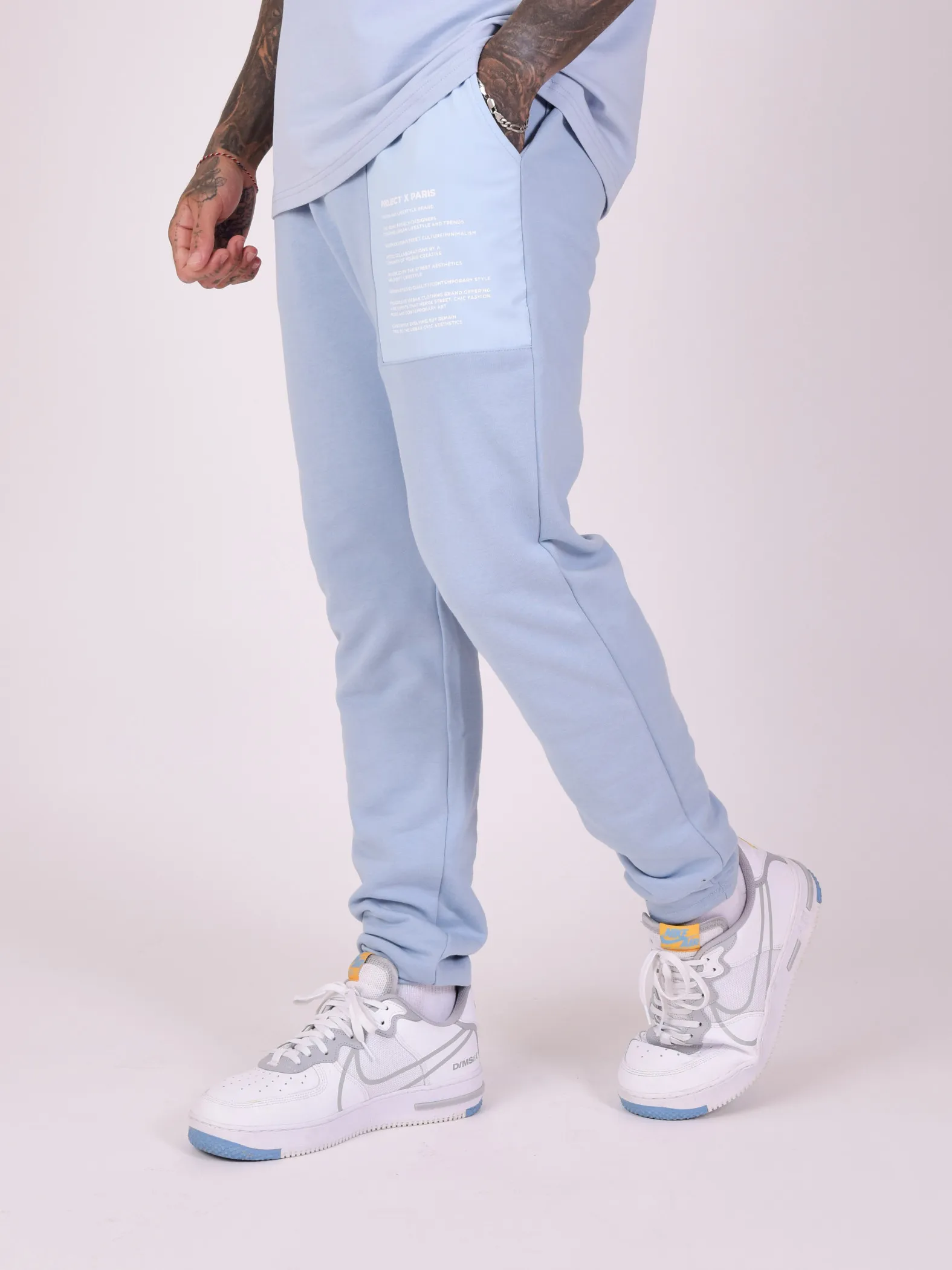 Pantalones de chándal con texto insertado