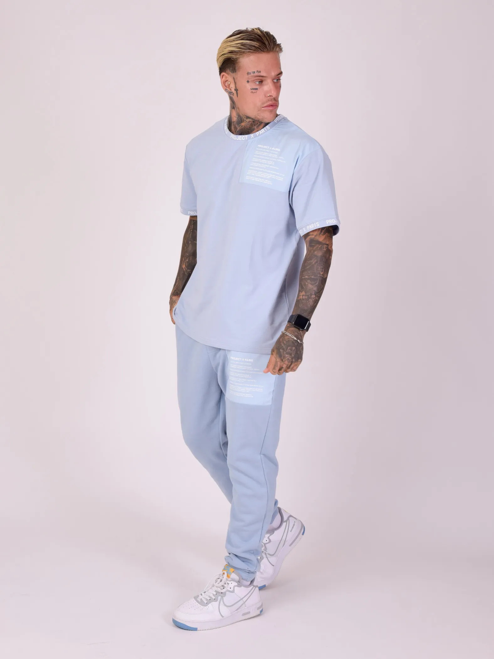Pantalones de chándal con texto insertado