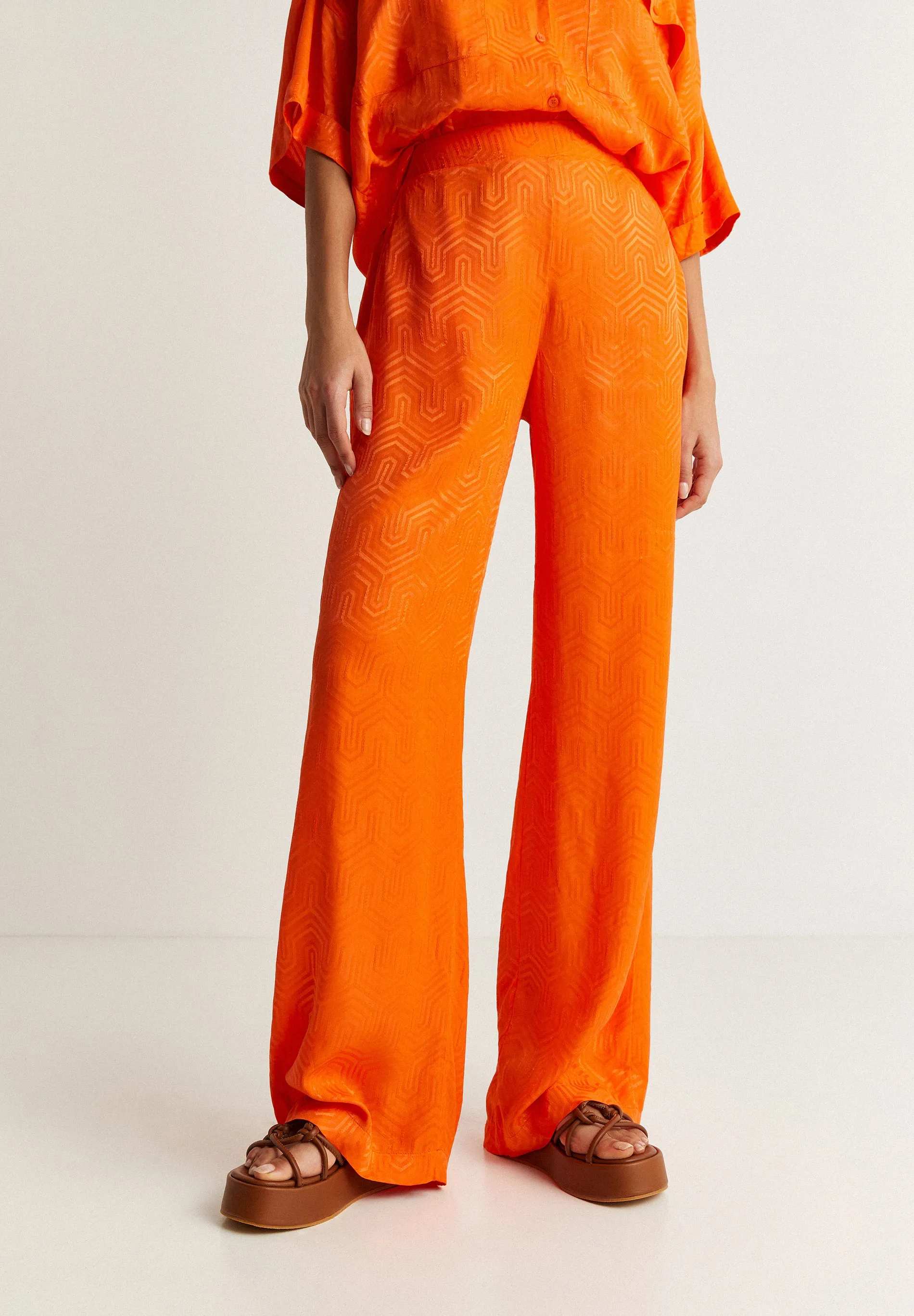 PANTALÓN FLUIDO DETALLES GEOMÉTRICOS