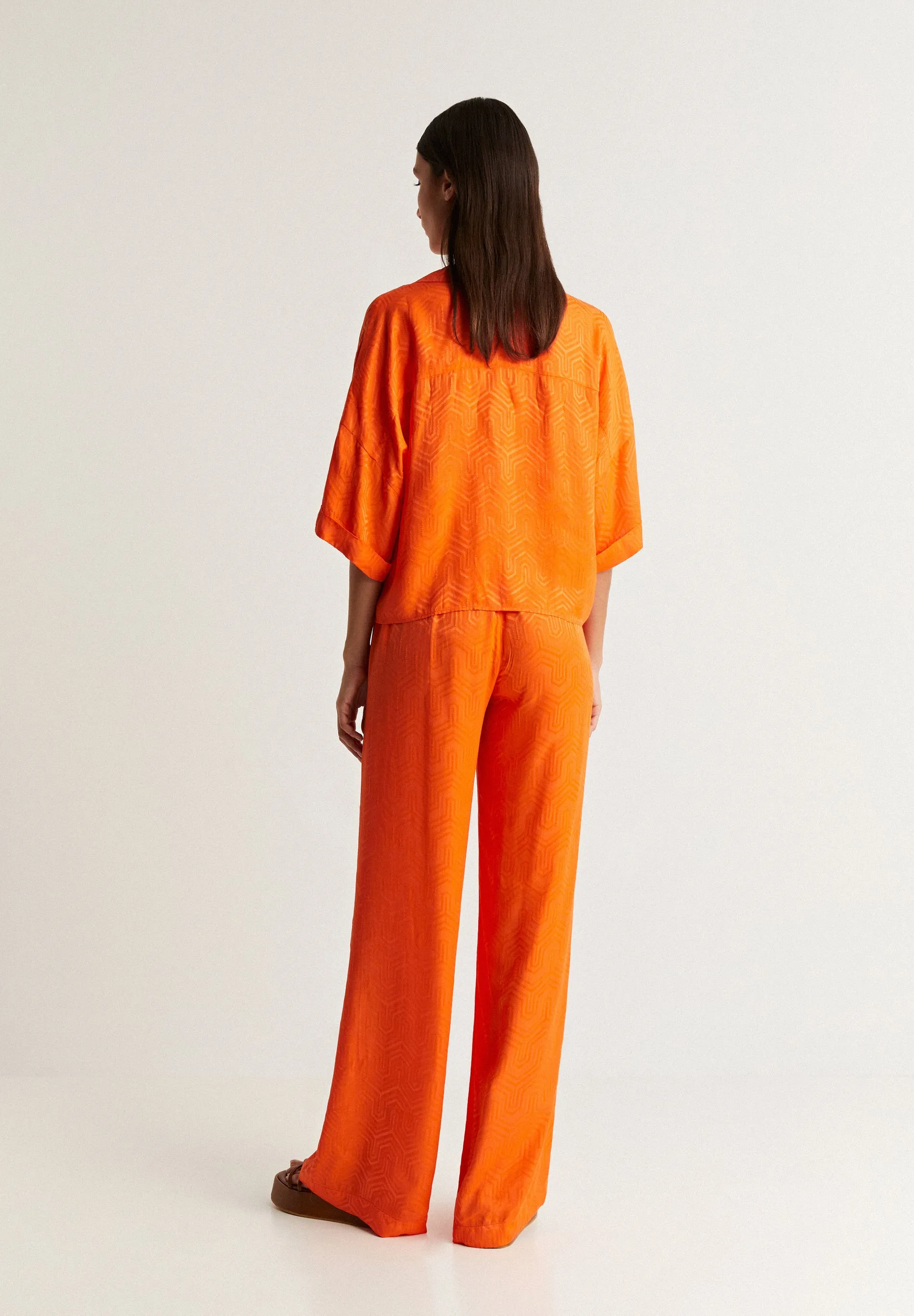 PANTALÓN FLUIDO DETALLES GEOMÉTRICOS