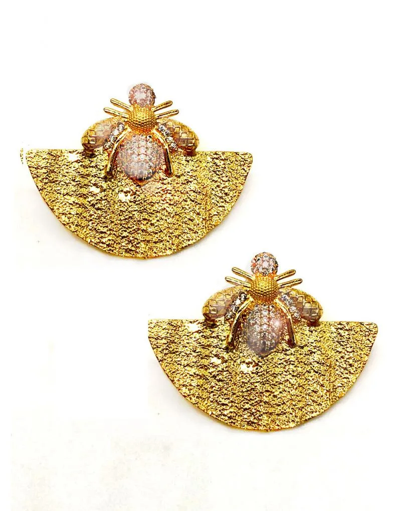 PENDIENTES GRANDES DORADOS DE ABANICO CON ABEJA DE CIRCONITAS