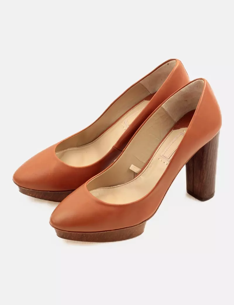 Uterqüe Zapato marrón tacón