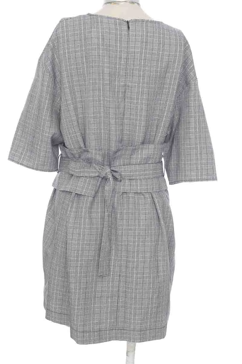 VESTIDO / ENTERIZO COLOR GRIS  ZARA