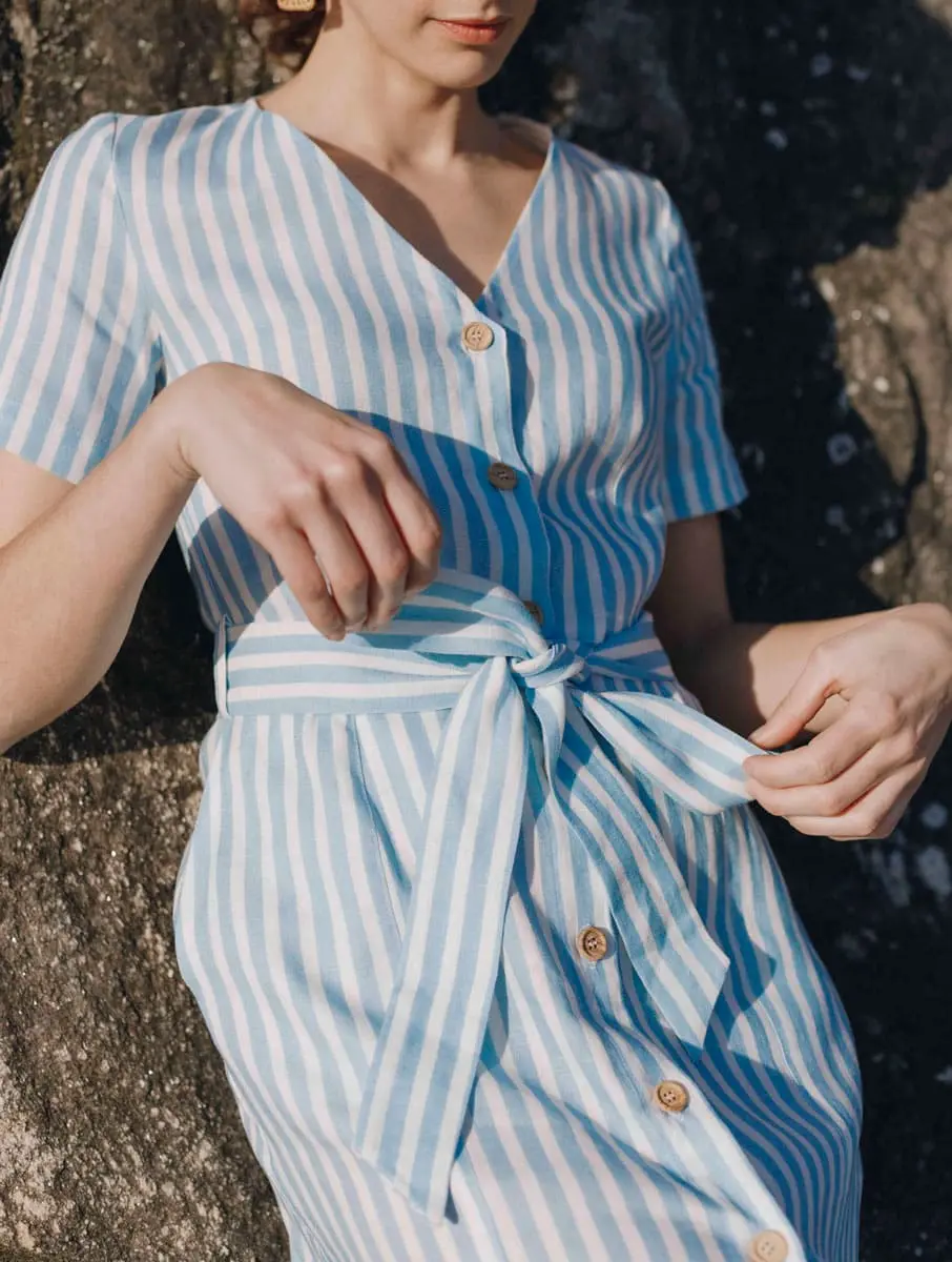 Vestido abotonado de lino con rayas marineras