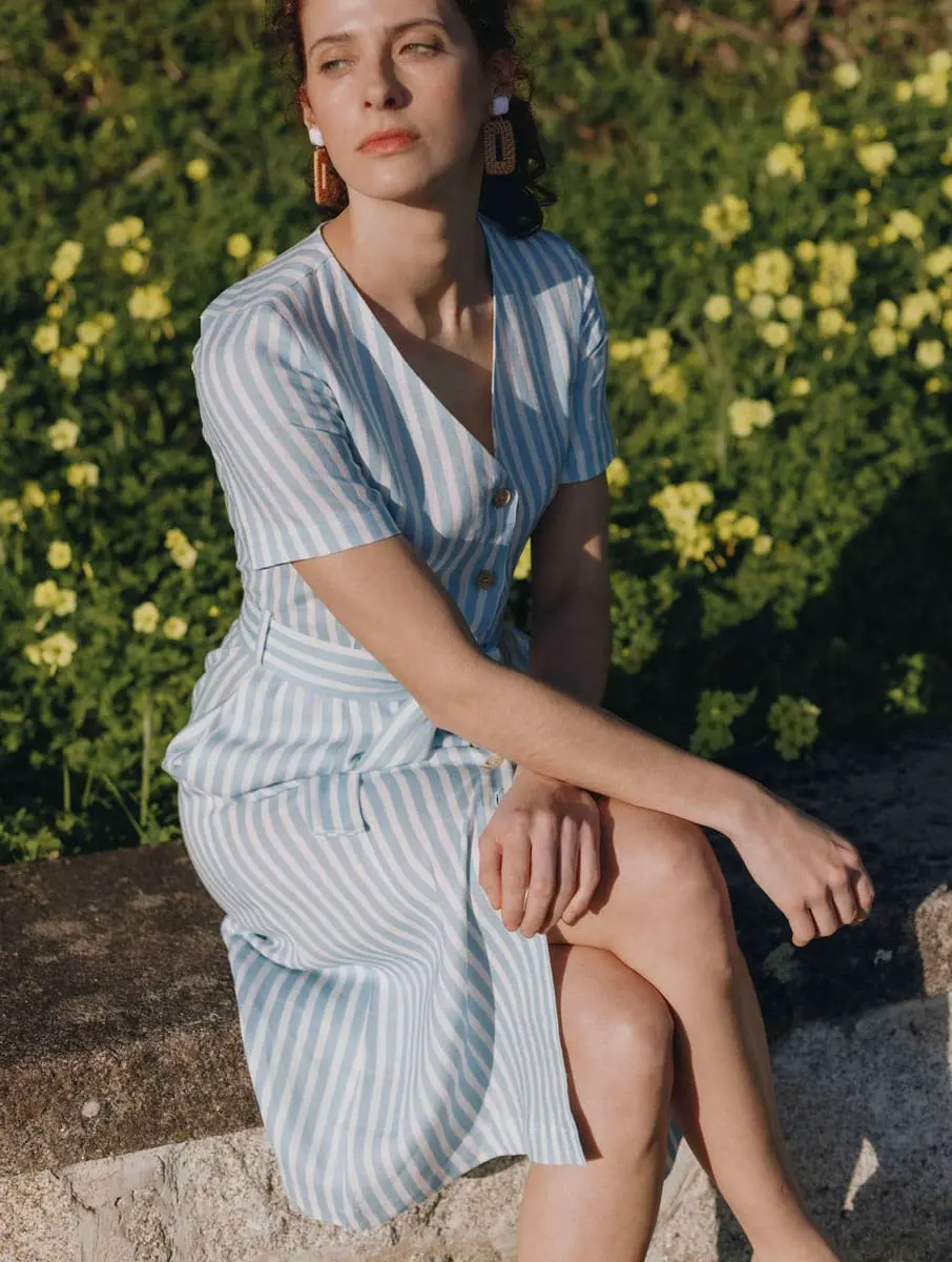 Vestido abotonado de lino con rayas marineras