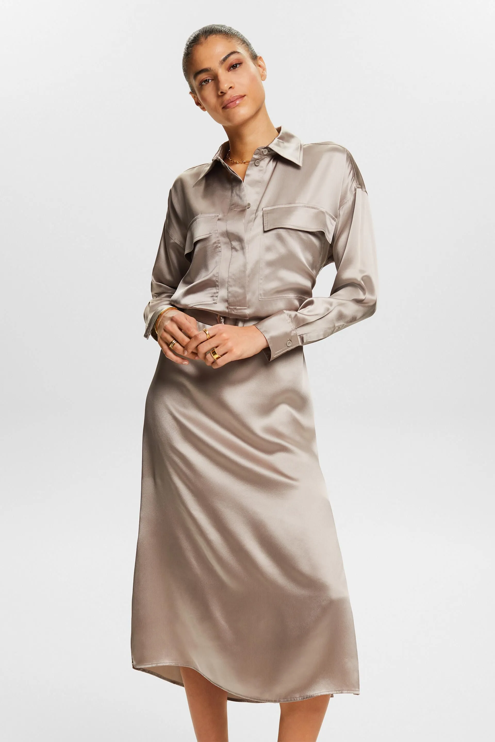 Vestido midi de seda con cinturón