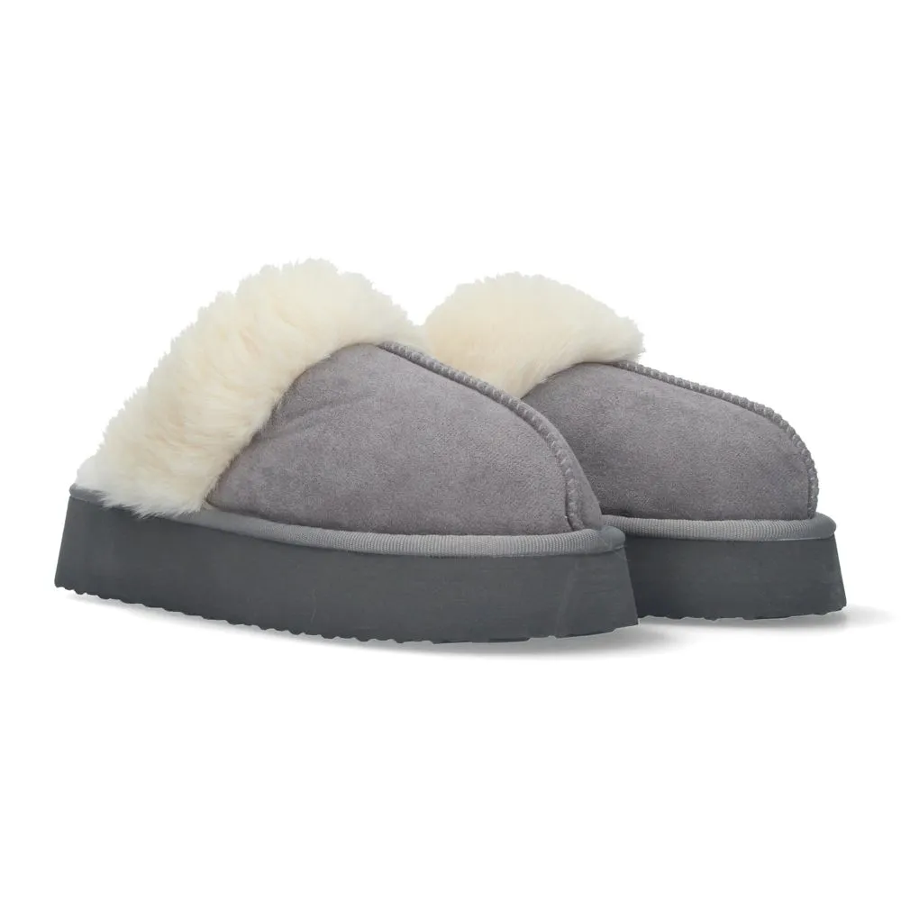 Zapatilla de casa estilo australiano cálidas forradas de pelo de plataforma y puntera redonda.