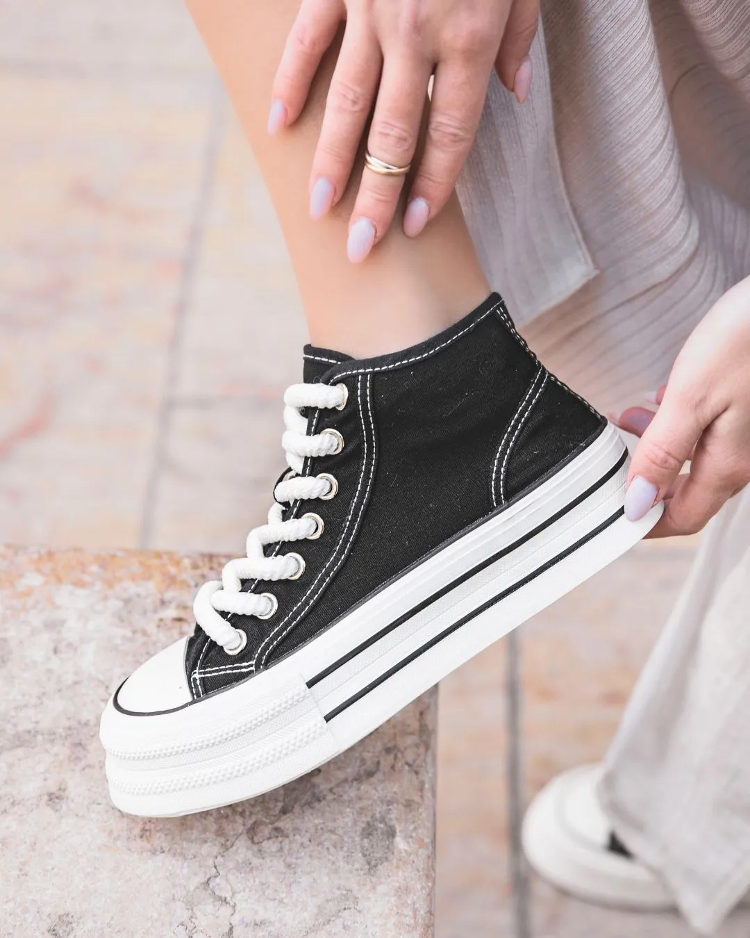 ZAPATILLAS ALTAS DE LONA NEGRA PARA MUJER  MAEVE