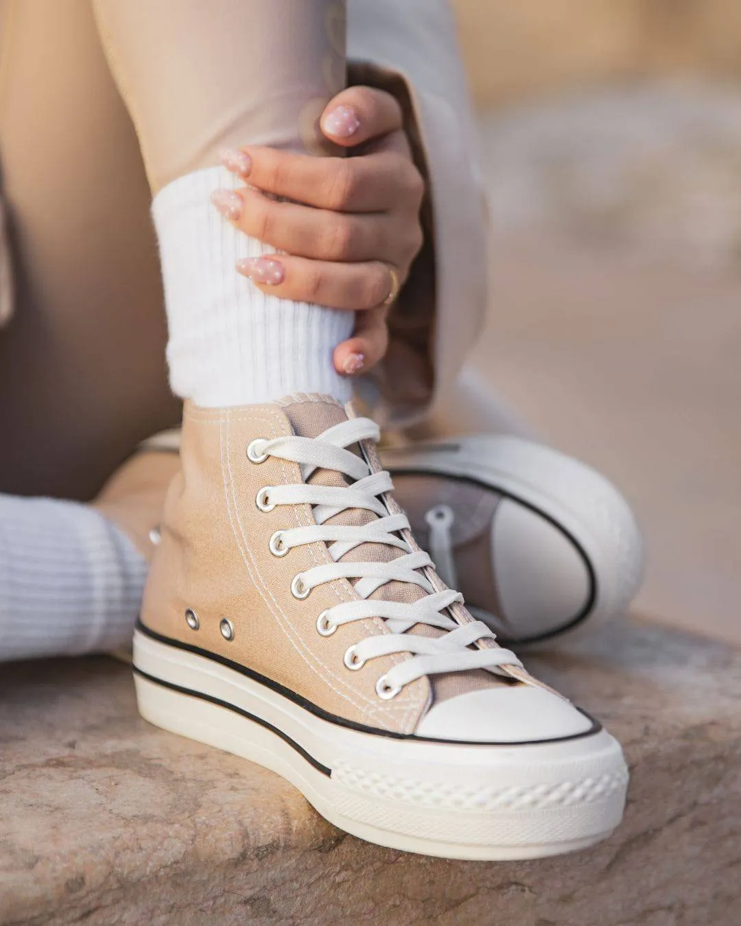 ZAPATILLAS ALTAS PARA MUJER EN LONA COLOR TOPO  DELPHINE