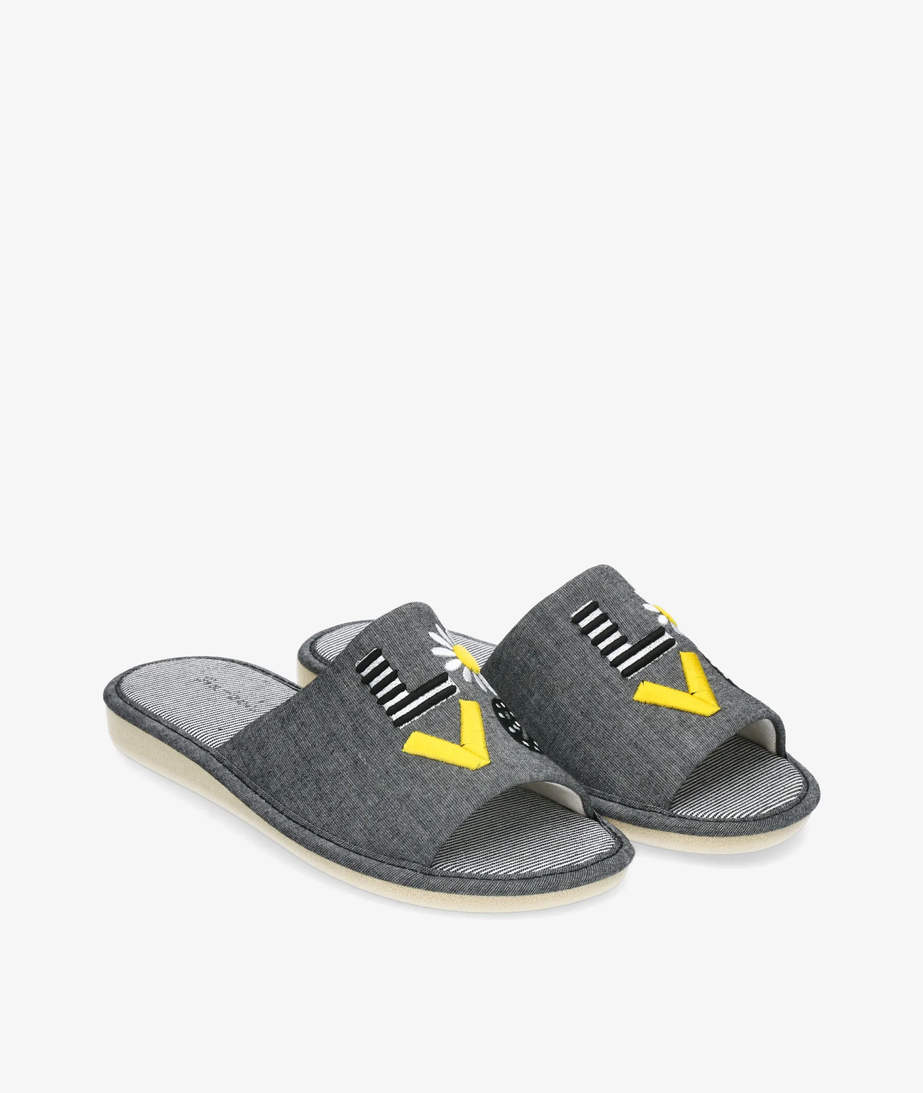 Zapatillas de casa  en color negro para mujer