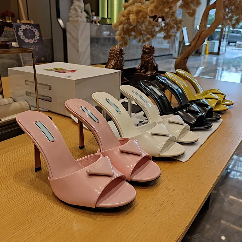 Zapatillas de satén acolchadas con diamantes de imitación Diapositivas de cuero pulido Sandalias de verano Zapatos Sandalia de a