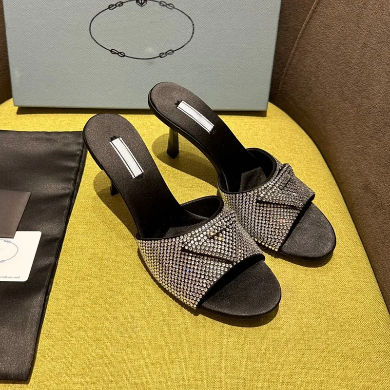 Zapatillas de satén acolchadas con diamantes de imitación Diapositivas de cuero pulido Sandalias de verano Zapatos Sandalia de a