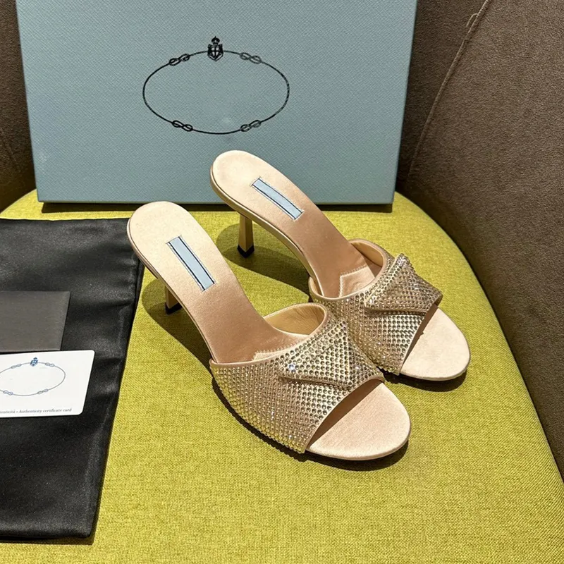 Zapatillas de satén acolchadas con diamantes de imitación Diapositivas de cuero pulido Sandalias de verano Zapatos Sandalia de a