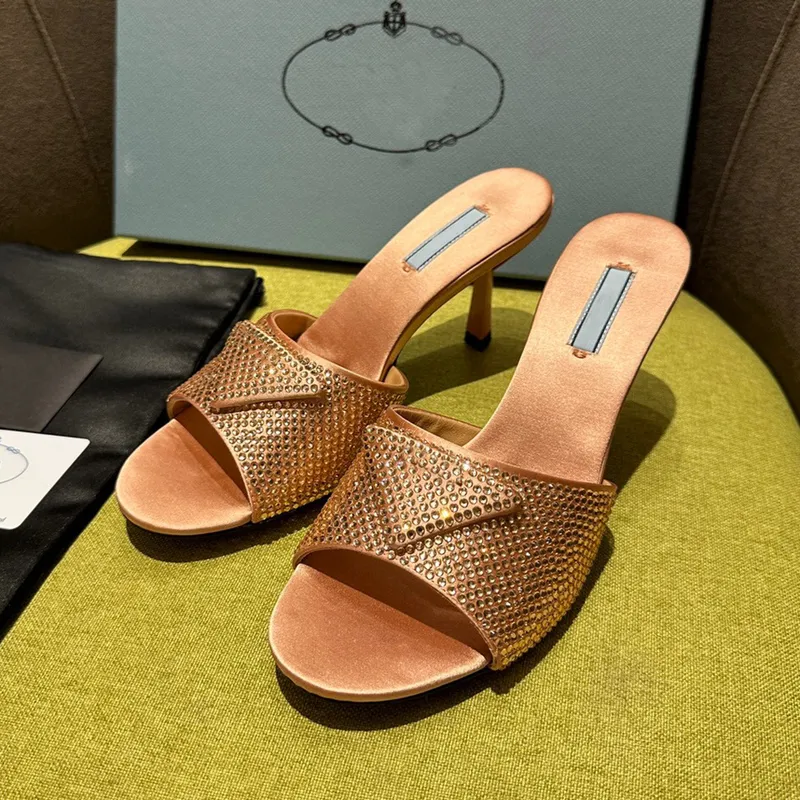 Zapatillas de satén acolchadas con diamantes de imitación Diapositivas de cuero pulido Sandalias de verano Zapatos Sandalia de a