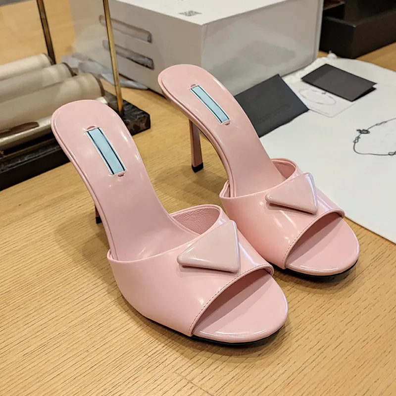 Zapatillas de satén acolchadas con diamantes de imitación Diapositivas de cuero pulido Sandalias de verano Zapatos Sandalia de a