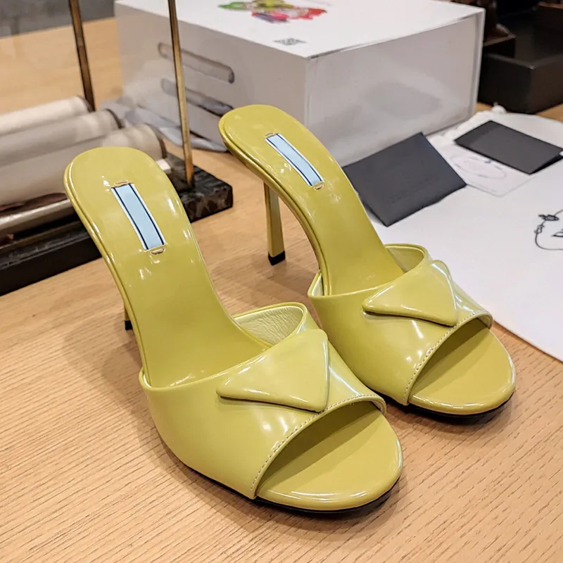 Zapatillas de satén acolchadas con diamantes de imitación Diapositivas de cuero pulido Sandalias de verano Zapatos Sandalia de a