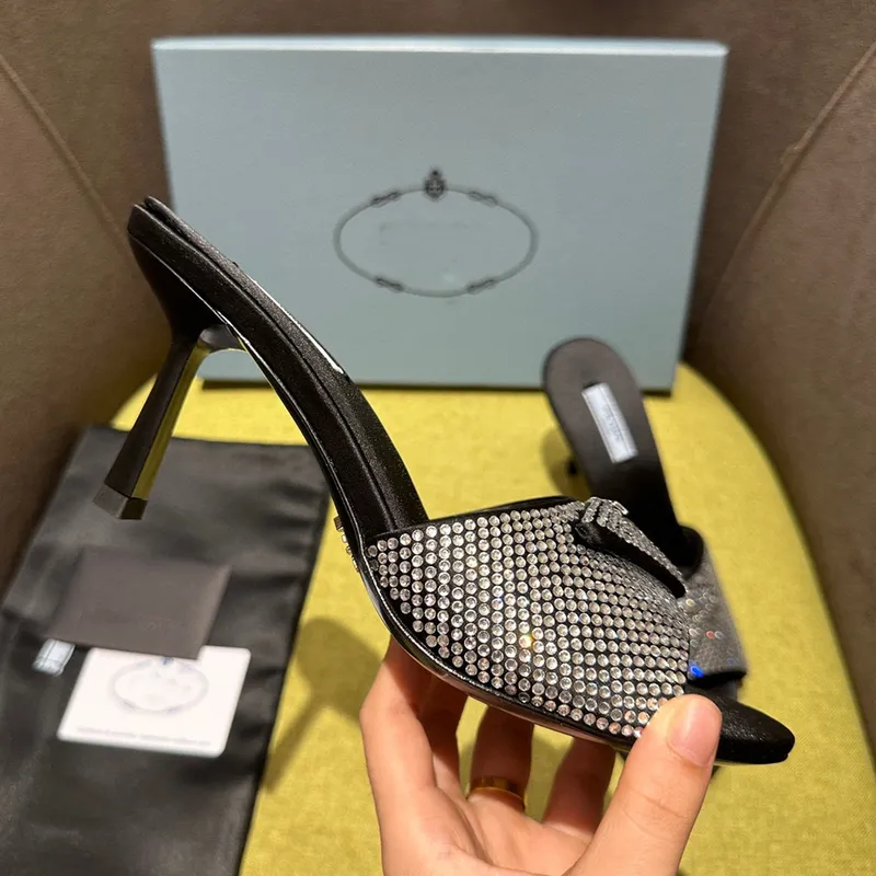 Zapatillas de satén acolchadas con diamantes de imitación Diapositivas de cuero pulido Sandalias de verano Zapatos Sandalia de a