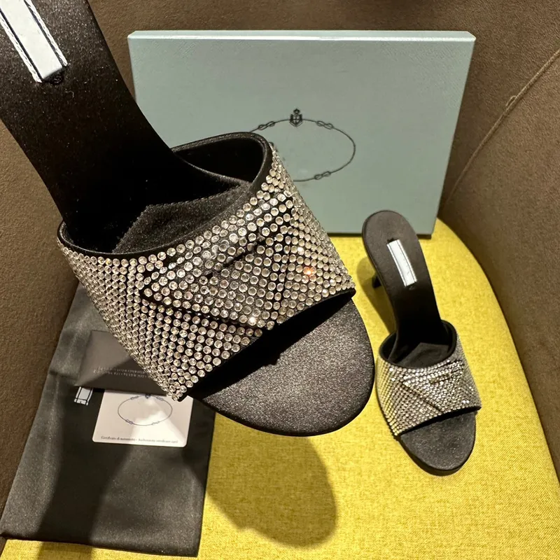 Zapatillas de satén acolchadas con diamantes de imitación Diapositivas de cuero pulido Sandalias de verano Zapatos Sandalia de a