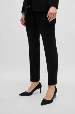 Zapatos de tacón de ante con puntera afilada y tachuela de la marca