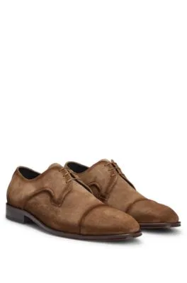 Zapatos Derby de ante elaborados en Italia con detalle en la puntera