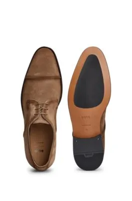 Zapatos Derby de ante elaborados en Italia con detalle en la puntera