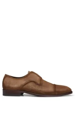 Zapatos Derby de ante elaborados en Italia con detalle en la puntera