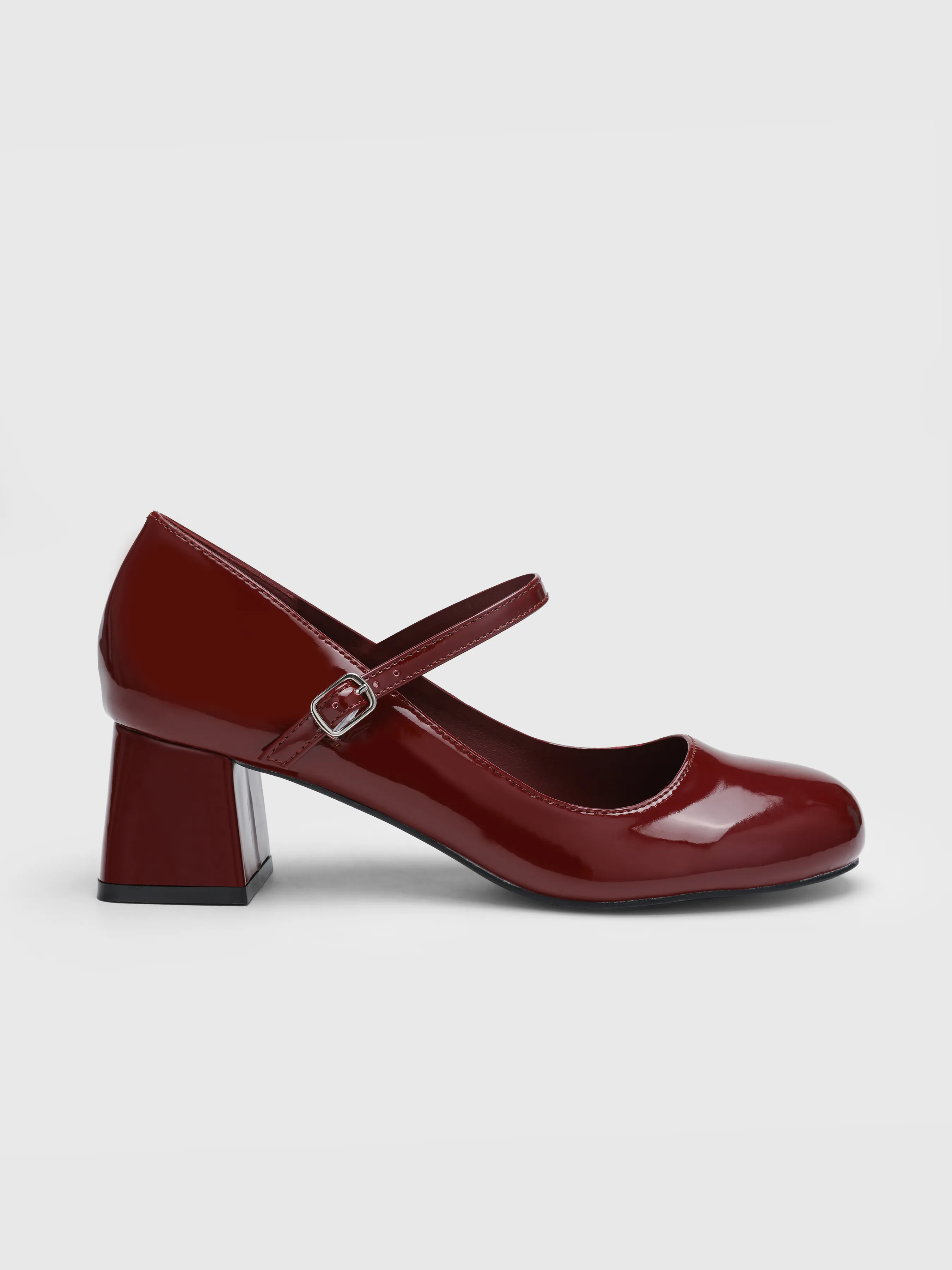 Zapatos tipo merceditas de charol con tacón grueso