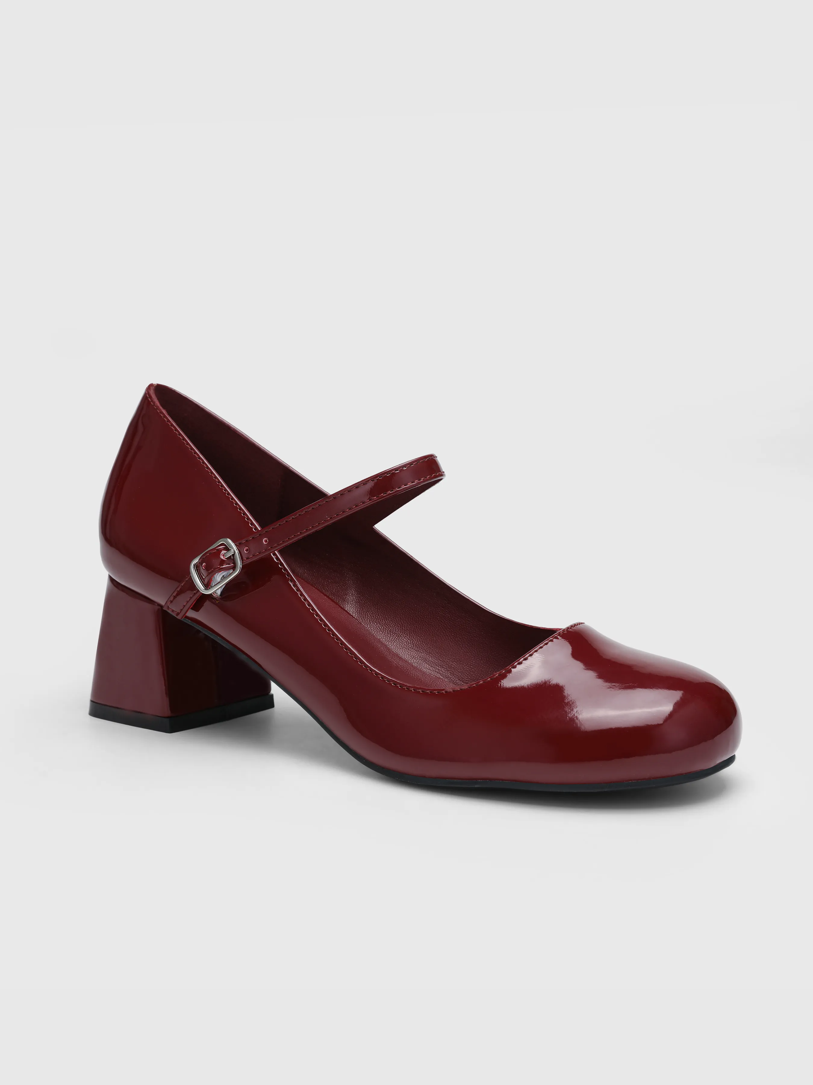 Zapatos tipo merceditas de charol con tacón grueso