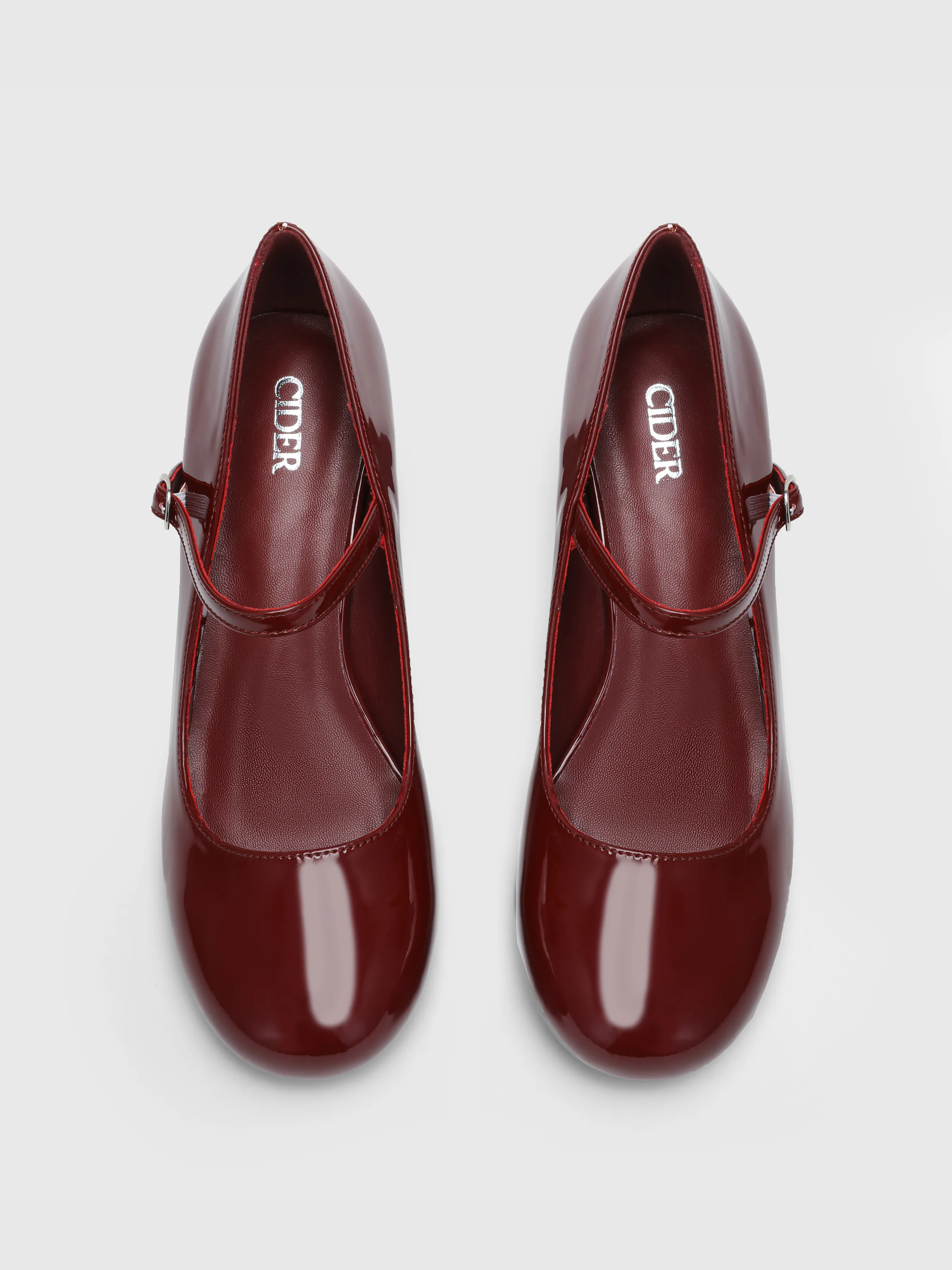 Zapatos tipo merceditas de charol con tacón grueso