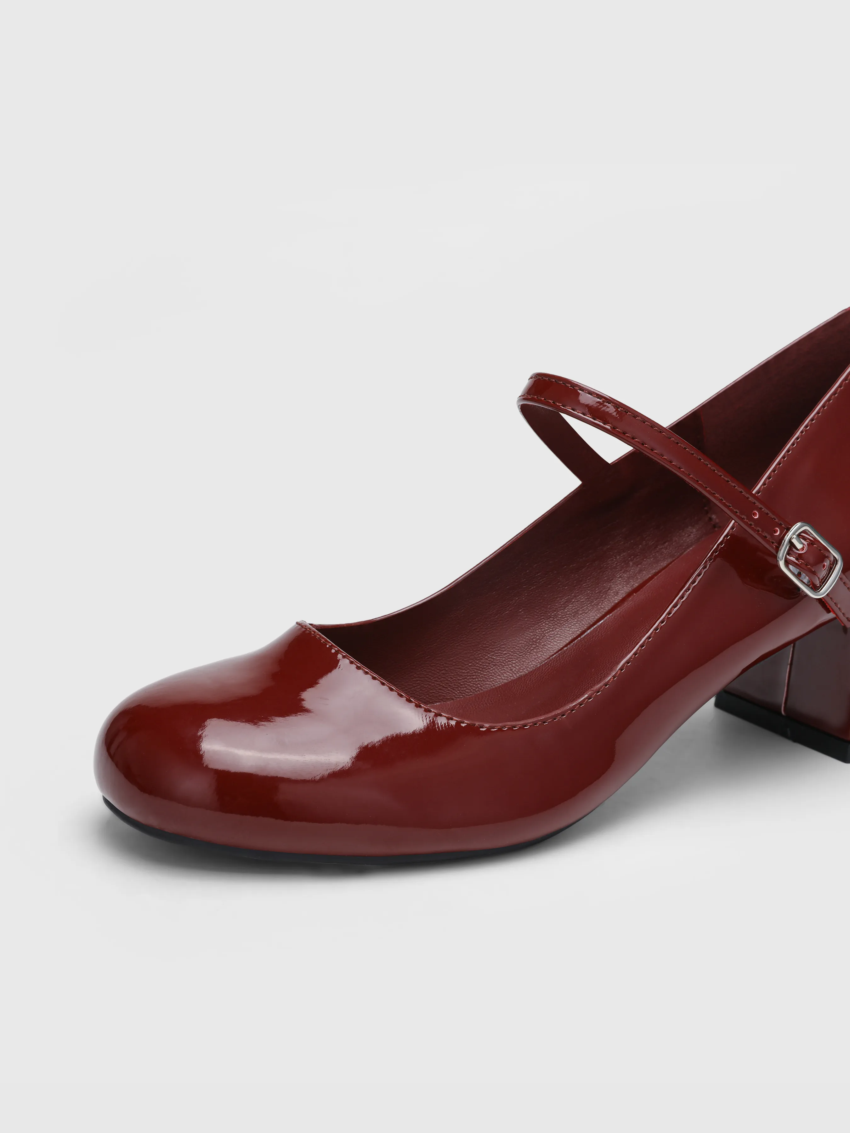 Zapatos tipo merceditas de charol con tacón grueso