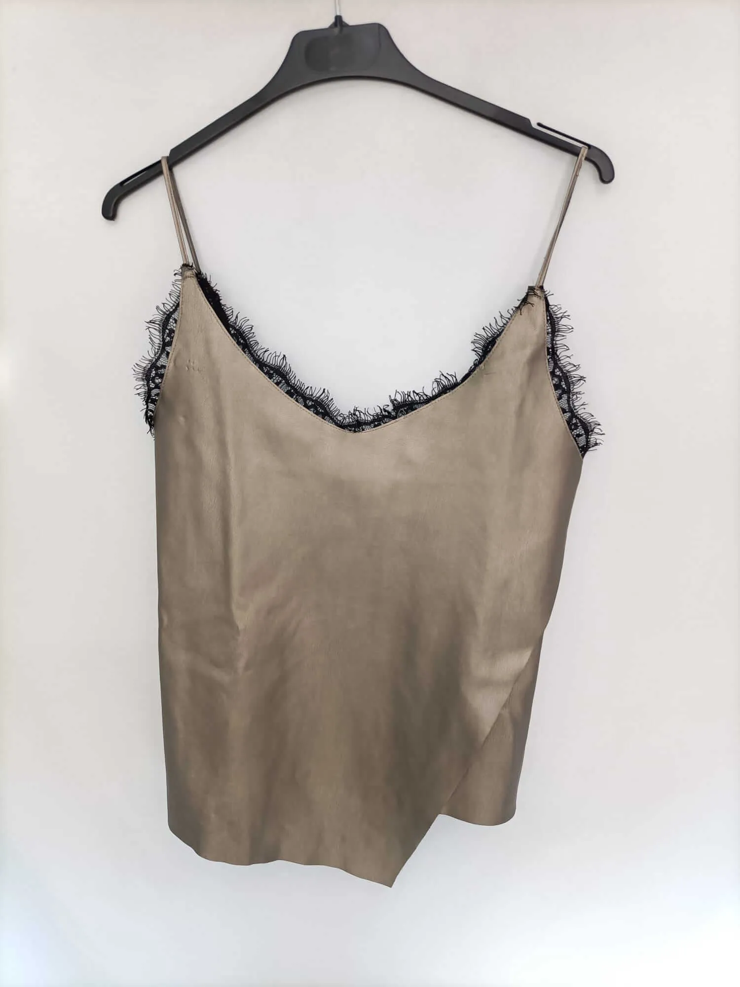 ZARA. Top dorado polipiel T.m