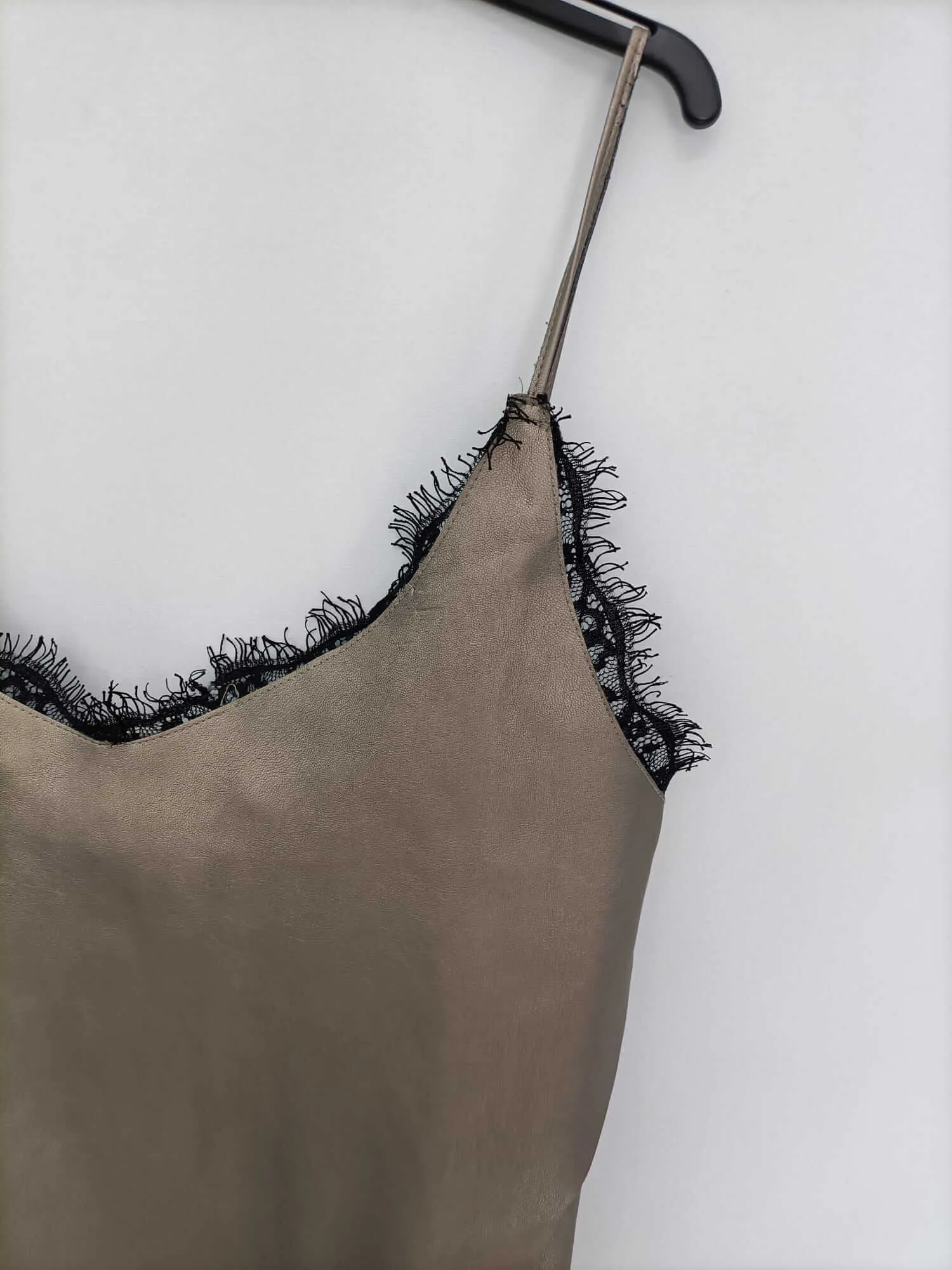 ZARA. Top dorado polipiel T.m
