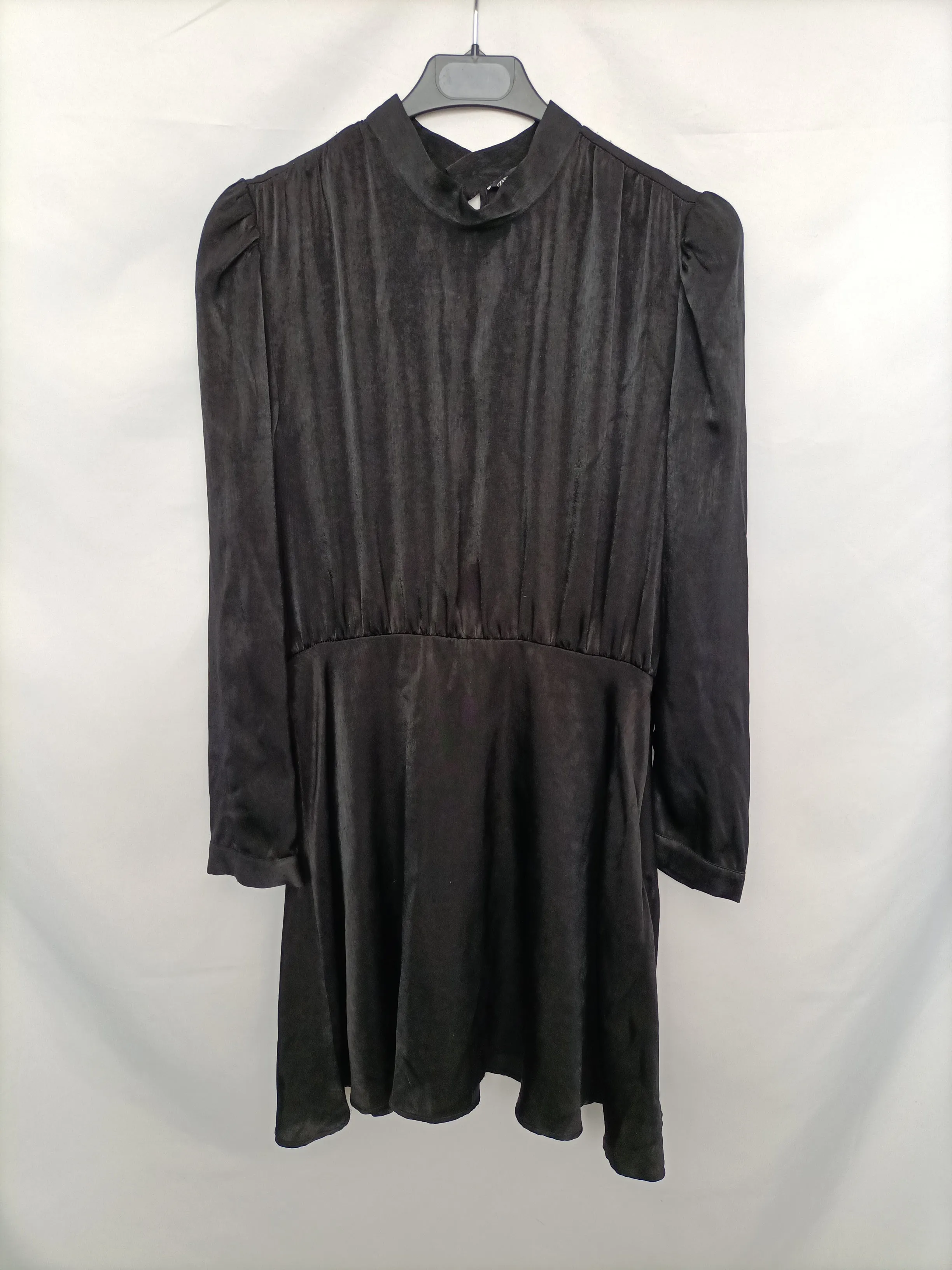 ZARA. Vestido corto negro  T.l