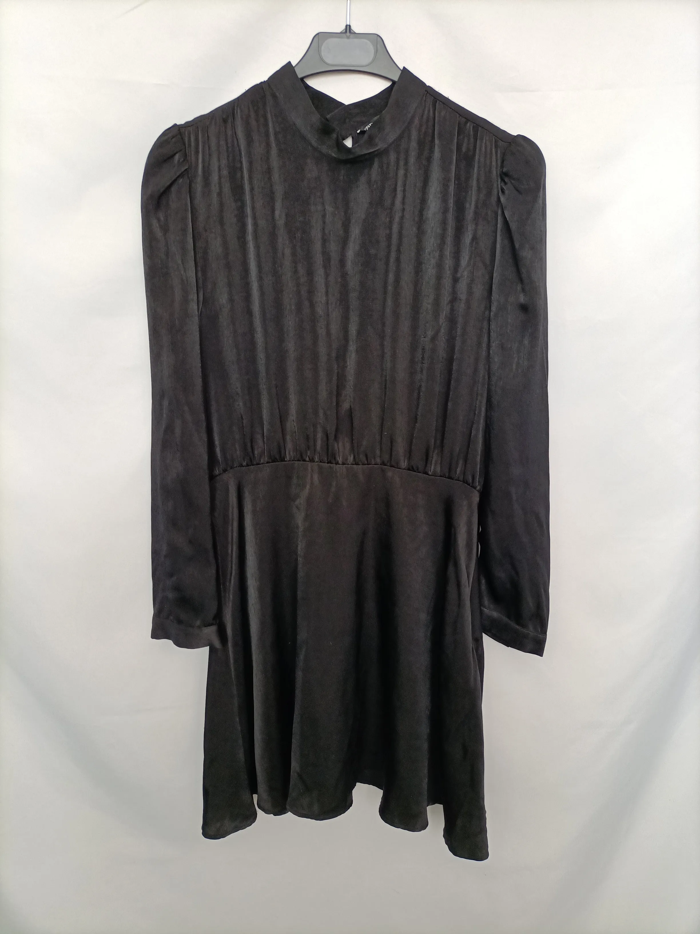 ZARA. Vestido corto negro  T.l